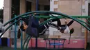 Sejumlah wanita muda Palestina berlatih parkour di Kota Betlehem, Tepi Barat (30/11/2020). (Xinhua/Mamoun Wazwaz)