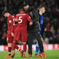 Jurgen Kloop dan Wijnaldum berpelukan saat pertandingan berakhir pada laga lanjutan Premier League yang berlangsung di stadion Anfield, Liverpool, Kamis (31/1). Liverpool imbang 1-1 kontra Leicester City. (AFP/Paul Ellis)