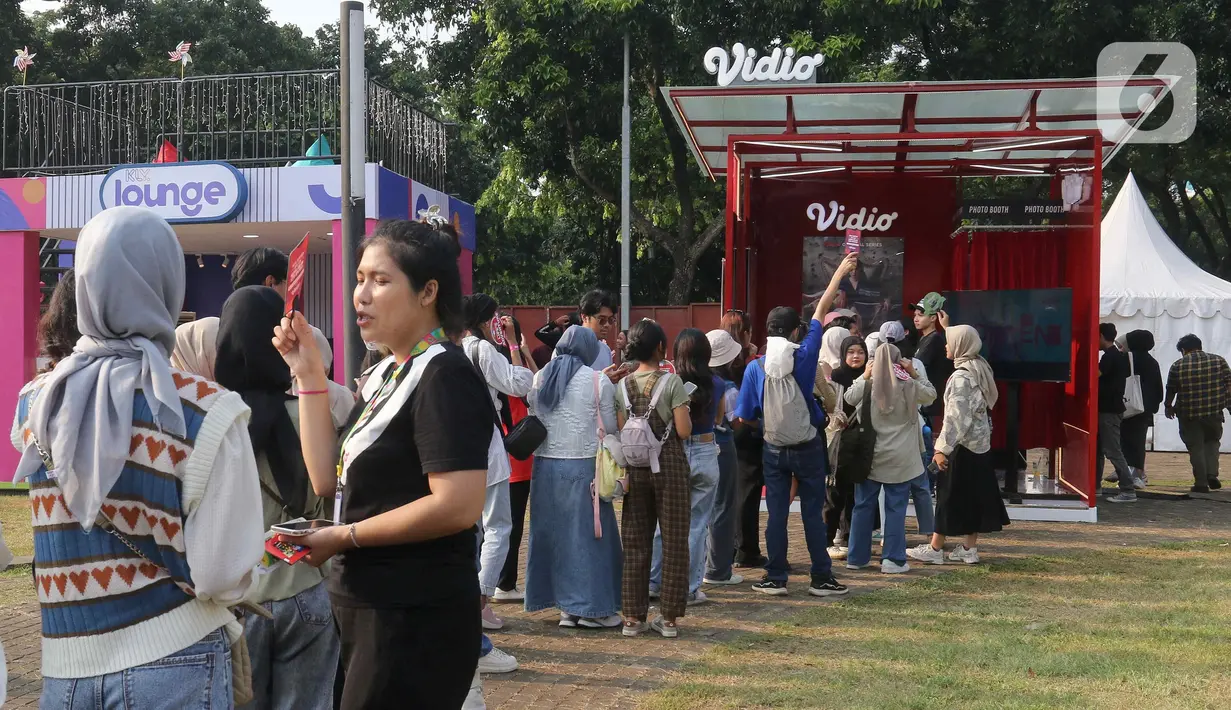 Bahkan terjadi antrean panjang pengunjung di beberapa booth-booth tersebut. (Liputan6.com/Herman Zakharia)