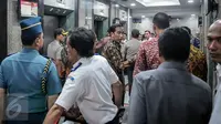 Presiden Jokowi mendatangi kantor Kementerian Perhubungan, Jakarta, Selasa (11/10).  Jokowi mendatangi Kemenhub saat Operasi Tangkap Tangan (OTT) yang dilakukan Polri terkait praktek pungli perizinan kapal. (Liputan6.com/Faizal Fanani)