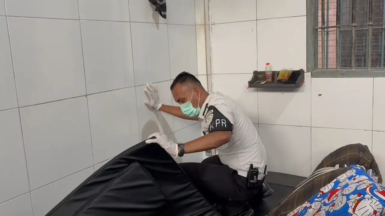 Petugas Rutan Kelas I Depok saat melakukan pemeriksaan di ruangan tahanan dan menemukan benda terlarang.