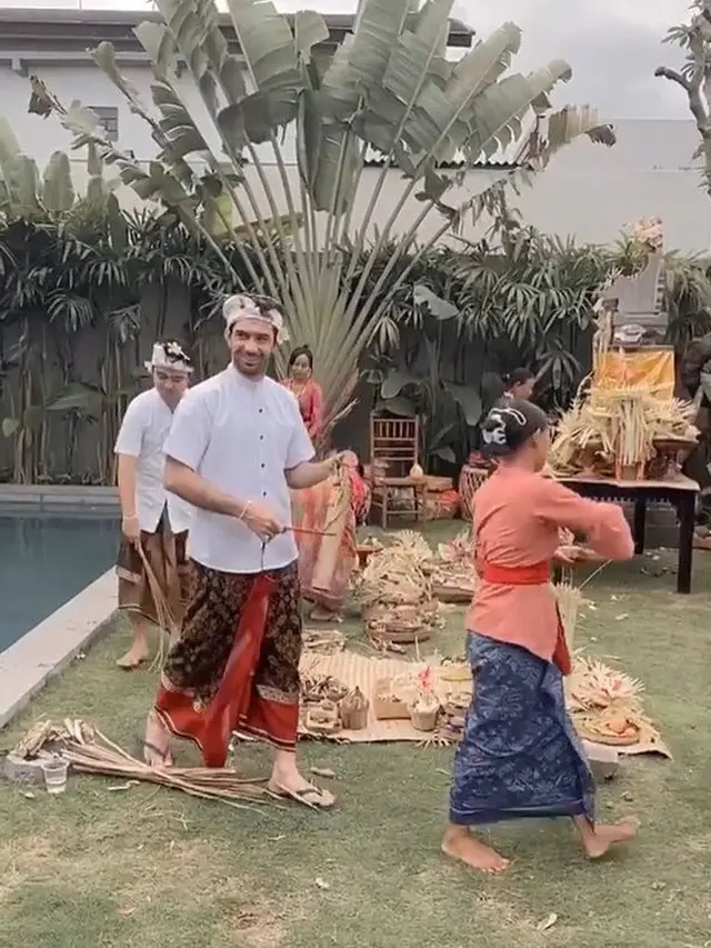 Punya Villa Baru di Bali, Ini 7 Momen Reza Rahadian Jalani Upacara Melaspas