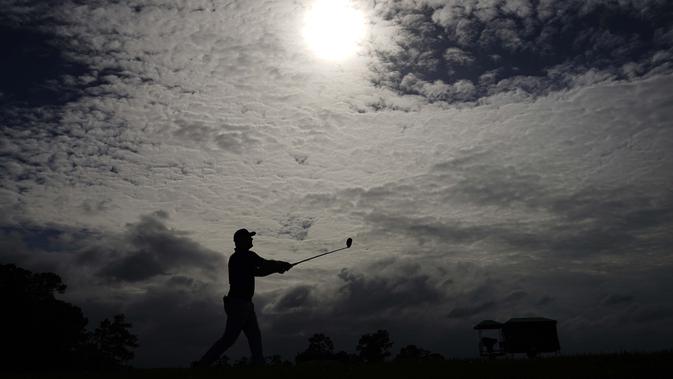 Bryson DeChambeau menyaksikan pukulan tee-nya di hole pertama selama ronde latihan untuk turnamen golf Masters pada 10 November 2020, di Augusta, Ga. (AP Photo / David J. Phillip)