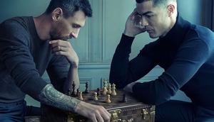 Cristiano Ronaldo dan Lionel Messi memiliki rivalitas sengit lebih dari sedekade. Hingga kini mereka tetap menjadi rival seperti di ajang Piala Dunia 2022. Terlepas dari itu, keduanya sempat bikin geger medsos usai satu frame dalam iklan Louis Vuitton. (Liputan6.com/cristiano)