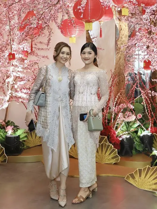 <p>Untuk alas kaki, mantu Jokowi ini memilih mengenakan kitten heels Hermes Oasis warna cokelat.&nbsp;@diniwidjaja</p>