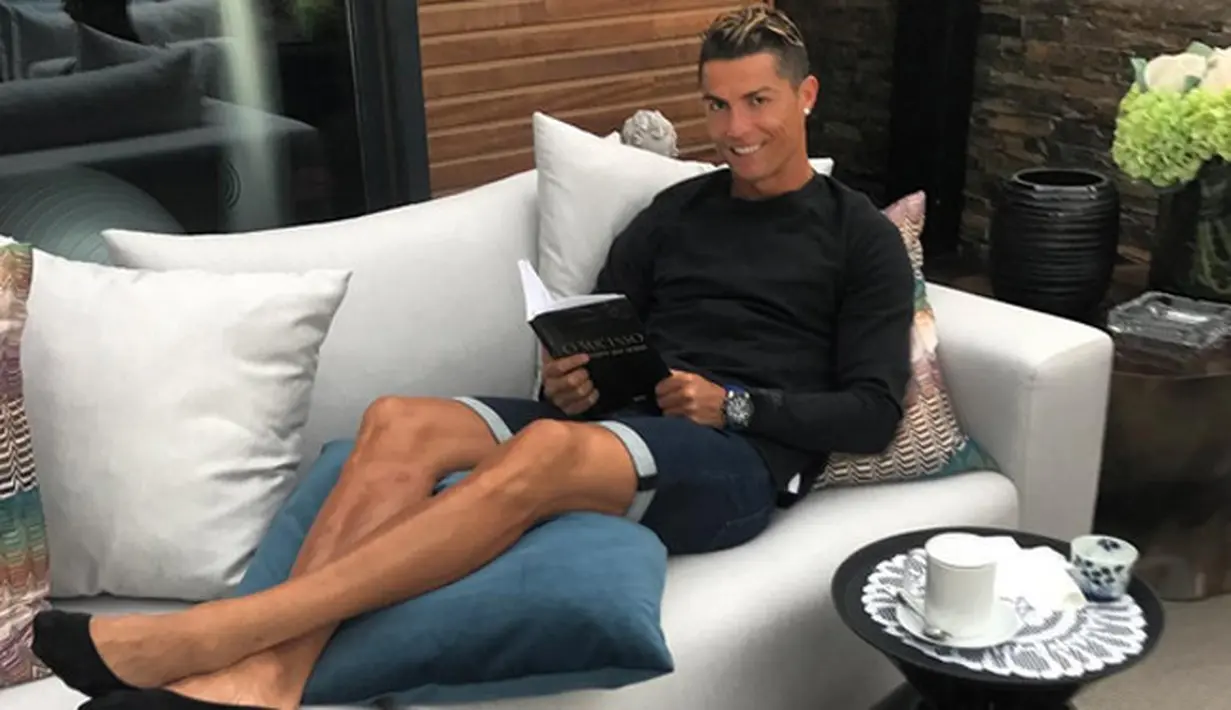 Pesepak bola tampan Cristiano Ronaldo tak pernah lepas dari sorotan publik. Terlebih baru-baru ini ia dikaruniai seorang anak bersama kekasihnya, Georgina Rodriguez. Peran barunya menjadi orang tua sangat dirasakannya. (Instagram/cristiano)