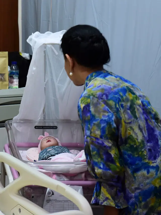 Jokowi Jenguk Kelahiran Cucu Ketiga di Solo