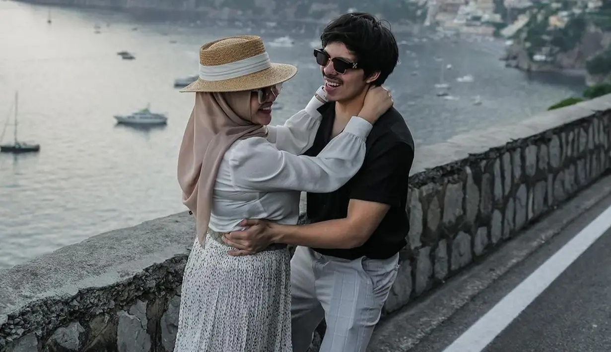 Selama liburan di Italia, Aurel Hermansyah dan Atta Halilintar kerap memperlihatkan berbagai momen mesra bersama. Bahkan, tak sedikit pula foto-foto mesra yang diunggah di akun Instagram keduanya ini mencuri perhatian netizen. (Liputan6.com/IG/@aurelie.hermansyah)