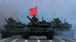 Tank super canggih saat latihan untuk parade militer Kemenangan di Dvortsovaya di Saint Petersburg (3/5). Rusia akan merayakan ulang tahun ke-72 dari kemenangan atas Nazi Jerman di pada 9 Mei 1945. (AFP Photo/Olga Maltseva)