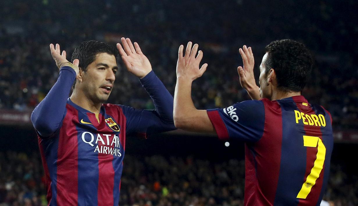 Luis Suarez merayakan gol keduanya ke gawang Almeria bersama Pedro Rodriguez di Stadion Camp Nou, Kamis (9/4/2015) dini hari WIB. (REUTERS/Albert Gea)