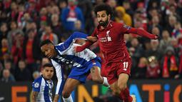 Aksi Mohamed Salah melewati Eder Militao pada leg 1, babak perempat final Liga Champions yang berlangsung di Stadion Anfield, Liverpool, Rabu (10/4). Liverpool menang 2-0 atas Porto (AFP/Glyn Kirk)