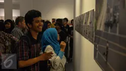Pengunjung melihat karya foto pameran Anugerah Pewarta Foto Indonesia (APFI) 2017 di Jakarta, Jumat (21/4). Selain itu, ada satu karya multimedia terbaik yang dipilih dari 37 karya multimedia yang dikirimkan oleh 26 peserta. (Liputan6.com/Faizal Fanani)