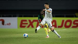 Aksi Ivar&nbsp;Jenner pada pertandingan ujicoba melawan Timas Mali U-22&nbsp;yang digelar di Stadion Pakansari, Kabupaten Bogor, Selasa (18/11/2025) pukul 20.00 WIB.&nbsp;(Bola.com/Bagaskara Lazuardi)