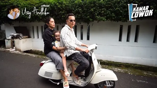 7 Momen Andhika Pratama Ajak Ussy Sulistiawaty dan Anak Naik Vespa