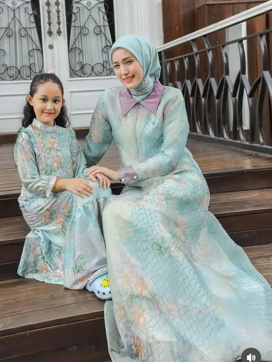 Adelia Pasha tampil serasi dengan putrinya mengenakan gamis warna sage dengan corak bunga. Gamis Adelia memiliki aksen kerah ungu. [@adeliapasha]