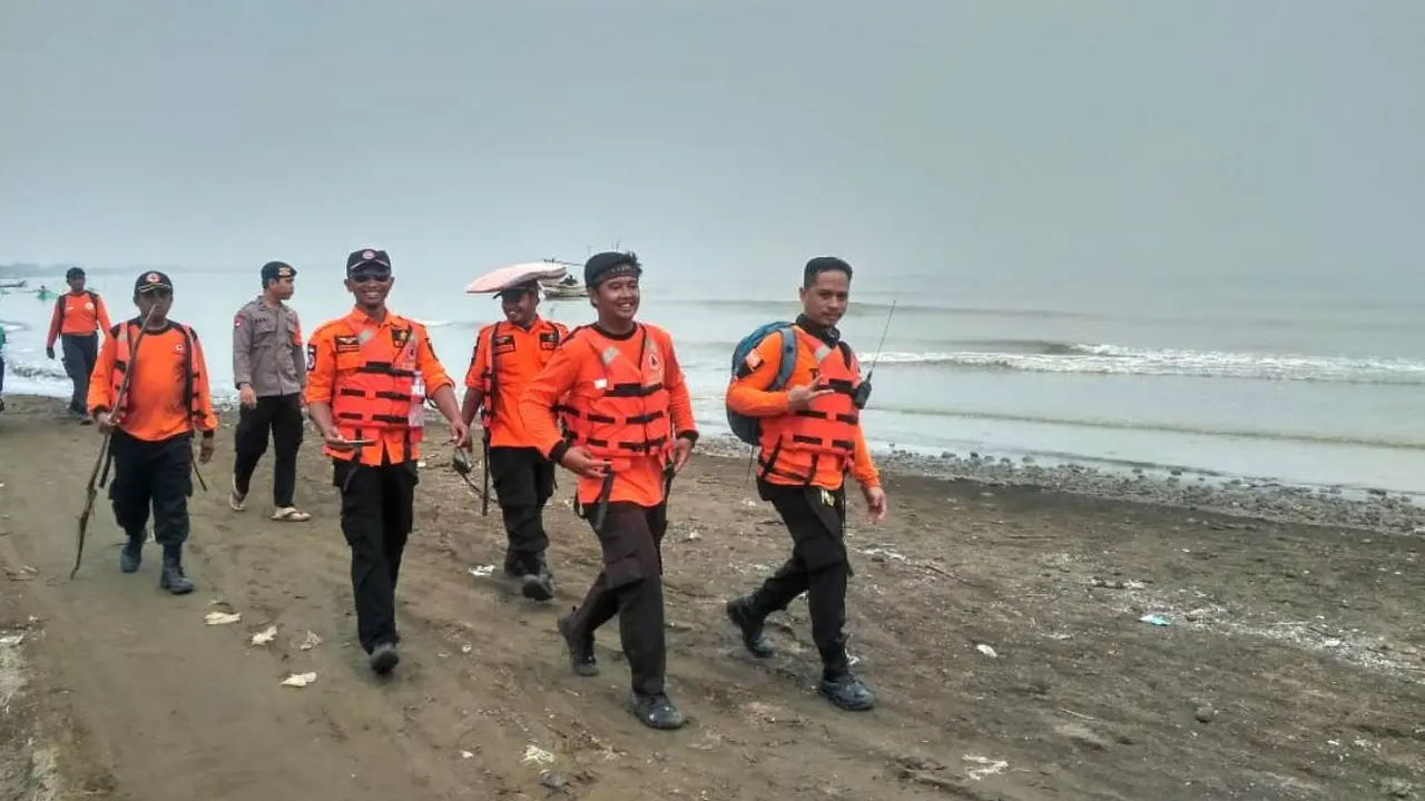 Tim SAR gabungan sisir Pantai Tanjung Pakis, Karawang, Jawa Barat untuk mencari korban dan serpihan pesawat Lion Air