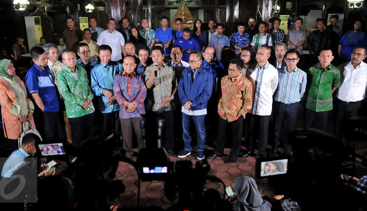 Koalisi Poros Cikeas yang terdiri dari Partai Demokrat, PAN, PPP dan PKB memberikan keterangan pers di kediaman SBY di Cikeas, Jawa Barat, Jumat (23/9). Agus dan Sylviana hingga kini masih aktif di instansi masing-masing. (Liputan6.com/Gempur M Surya)