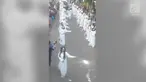 Puluhan ‘kuntilanak dan pocong’ berjoget bersama diiringi lagu ‘Lagi Syantik’ milik Siti Badriah.