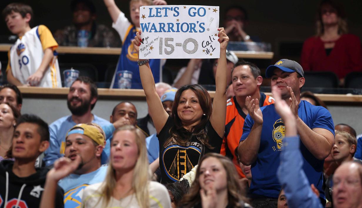 Seorang Fans merayakan kemenagan beruntun  Golden State Warriors 15-0 saat mengalahkan Denver Nuggets 118-105 di Pepsi Center, Minggu, (23/11/2015) (AFP Photo/ Doug Pensinger/Getty Images/AFP)