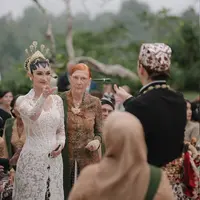 Di balik elegansi penampilan akad nikah Luna Maya, aksesori karya Rinaldy Yunardi yang dirancang dalam waktu singkat. [@lunamaya].