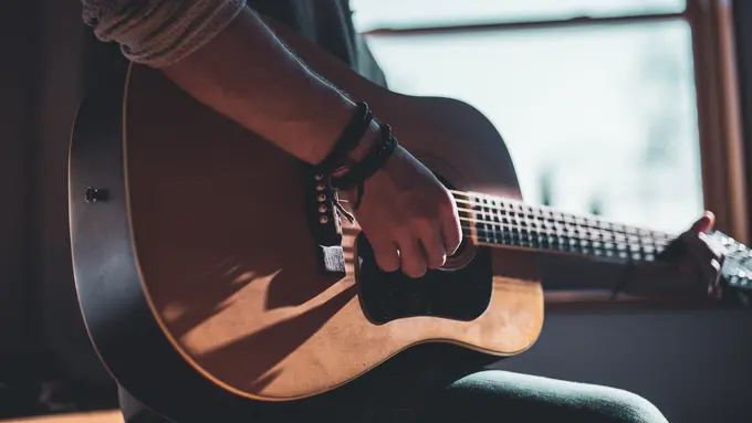 Pria Paruh Baya Ngamen Sambil Gendong Bocah