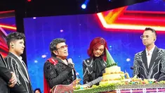 Dalam unggahannya di Instagram, Raffi Ahmad menyampaikan doa terbaik untuk Rhoma Irama. Raffi berharap agar sang legenda terus berkarya dan menginspirasi generasi muda dengan suara emas dan karya-karyanya. Ucapan tersebut disertai dengan rasa terima kasih atas kontribusi Rhoma dalam mewarnai industri musik dangdut di Tanah Air. (Liputan6.com/IG/@raffinagita1717)