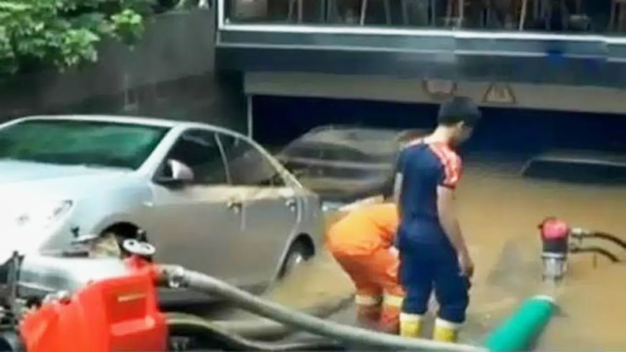 Banjir Kemang Rendam Puluhan Kendaraan