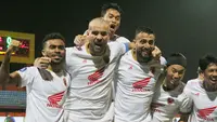 PSM Makassar tampil menjadi juara BRI Liga 1 2022/2023 dengan skuad yang merata antara pemain asing dan pemain lokal. Dari sisi nilai pasar pun, perpaduan antara pemain asing dan pemain lokal pun terlihat merata, di mana dari total 8 pemain dalam deretan termahal terdapat 4 pemain asing dan 4 pemain lokal. Siapa saja? berikut daftar lengkapnya menurut situs trasnfermarkt. (Bola.com/Wahyu Pratama)