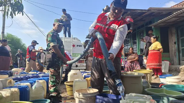 ​ Kekeringan, Warga Desa Gunung Putri Situbondo, Tempuh Jarak 2 Kilometer Cari Air Bersih
