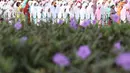 Umat muslim salat id Hari Raya Idul Fitri 1 Syawal 1439 H di kawasan Senen, Jakarta, Jumat (15/6). Setiap tahun, umat muslim antusias melaksanakan salat id dengan memadati jalan-jalan di sekitar stasiun dan pasar tersebut. (Liputan6.com/Immanuel Antonius)