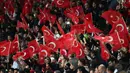 Para penonton mengibarkan bendera Turki pada laga Grup D Kualifikasi Euro 2024 antara Turki melawan Latvia di Konya Buyuksehir Belediye Stadium, Konya, Turki, Senin (16/10/2023) dini hari WIB. Turki berhasil menang dengan skor 4-0. (AFP/Ozan Kose)