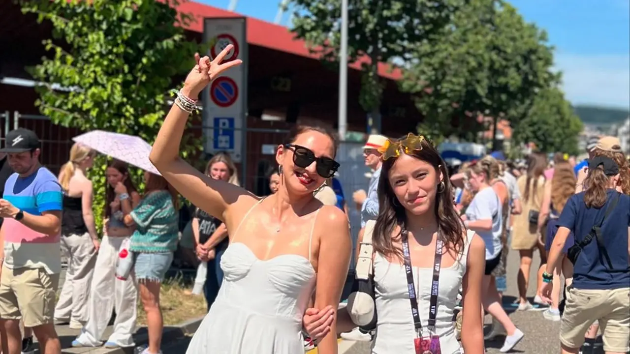 Tampil Bak Anak Gadis, 6 Gaya Awet Muda Donna Agnesia Piknik di Konser Taylor Swift di Swiss Bareng Putrinya Sabrina