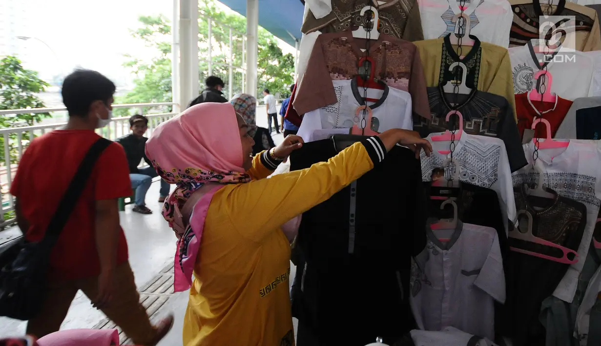 Pengunjung memilih busana muslim di skybridge Tanah Abang, Jakarta, Rabu (8/5/2019). Hari ketiga puasa bulan Ramadan, Warga Jakarta dan penyangga sekitarnya sudah mulai berbelanja pakaian muslim dengan harga yang murah untuk kebutuhan sendiri atau untuk dijual kembali. (Liputan6.com/Herman Zakharia)