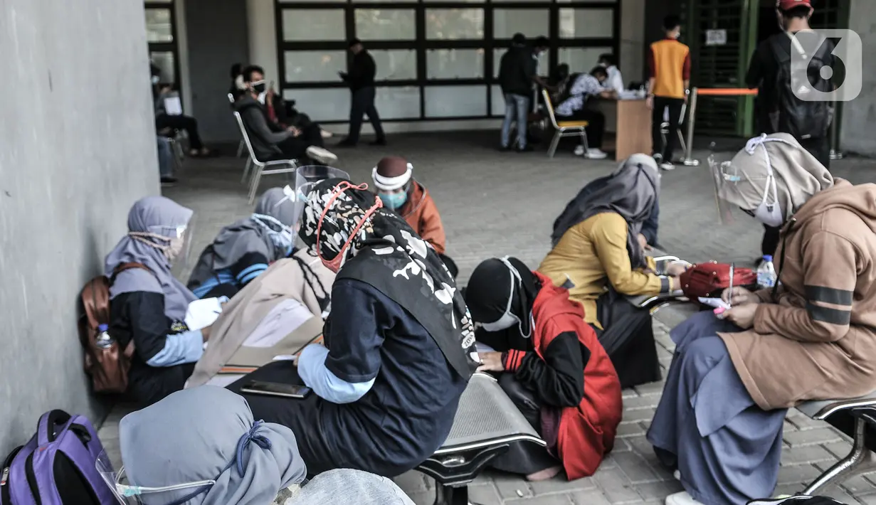 Warga mengisi data diri sebelum mengikuti rapid test Covid-19 di Stadion Patriot Candrabhaga, Bekasi, Rabu (23/9/2020). Rapid test yang digelar secara gratis oleh Pemkot Bekasi tersebut mampu memeriksa hingga 150 orang tiap harinya guna melacak kasus Covid-19 di Bekasi. (merdeka.com/Iqbal Nugroho)