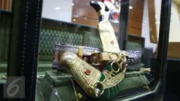 Satu buah belati pemberian dari rombongan Raja Salman bin Abdul Aziz al-Saud dipamerkan oleh KPK, Jakarta, Kamis (16/3). Total nilai barang-barang yang diterima dari rombongan Raja Salman itu ditaksir mencapai Rp 5 miliar. (Liputan6.com/Helmi Afandi)