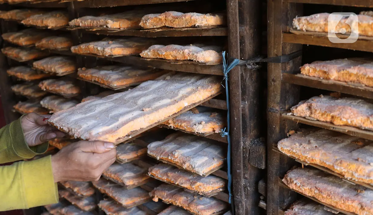 Pekerja tengah menata oncom di industri rumahan untuk di jual di wilayah Jakarta, Selasa (19/11/2019). Uncom yang di jual seharga Rp 2000 untuk memenuhi kebutuhan di pasar pasar tradisional di kawasan tersebut. (Liputan6.com/Angga Yuniar)