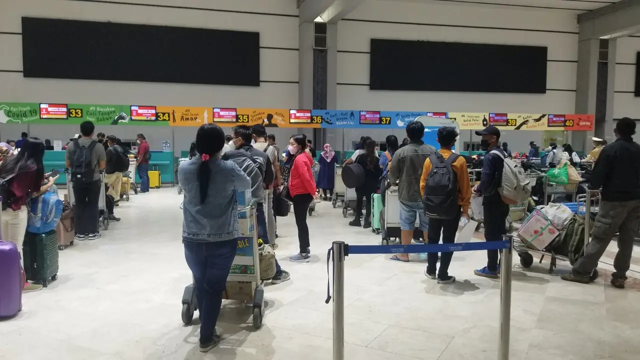 Satu hari sebelum perayaan Natal, geliat penumpang di Bandara Internasional Soekarno Hatta, mulai terlihat