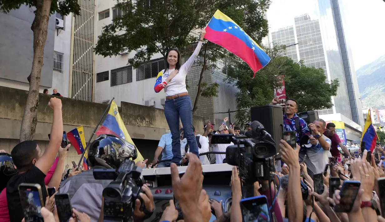 Tokoh oposisi Venezuela Maria Corina Machado resmi dianugerahi Hadiah Nobel Perdamaian 2025. Tampak dalam foto ketika pemimpin oposisi Venezuela Maria Corina Machado berpidato di hadapan para pendukungnya dalam protes menentang Presiden Nicolas Maduro sehari sebelum pelantikannya untuk masa jabatan ketiga di Caracas, Venezuela, Kamis, 9 Januari 2025. (AP Photo/Matias Delacroix)