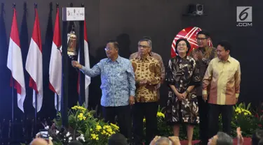 Menko Bidang Perekonomian, Darmin Nasution (kiri) didampingi Menteri Keuangan Sri Mulyani membunyikan lonceng sebagai tanda pembukaan perdagangan saham perdana 2019 di Gedung Bursa Efek Indonesia (BEI), Jakarta, Rabu (2/1). (Liputan6.com/Angga Yuniar)