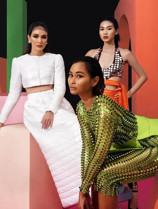 <p>Berpose untuk sebuah photosoot, Luna Maya terlihat mengenakan set puffer crop top lengan panjang, dengan puffer long skirt yang sama-sama berwarna putih. Foto: Instagram.</p>