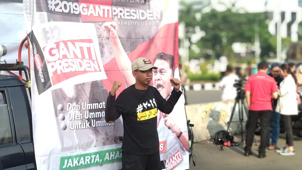 Sejumlah masyarakat yang tergabung dalam relawan 2019 ganti presiden memadati kawasan Monas, Jakarta. (Liputan6.com/Putu Merta Surya Putra)
