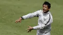 Pelatih Timnas Indonesia U-22, Indra Sjafri, memberikan instruksi saat latihan di Stadion Madya, Jakarta, Kamis (17/1). Latihan ini merupakan persiapan jelang Piala AFF U-22. (Bola.com/Yoppy Renato)