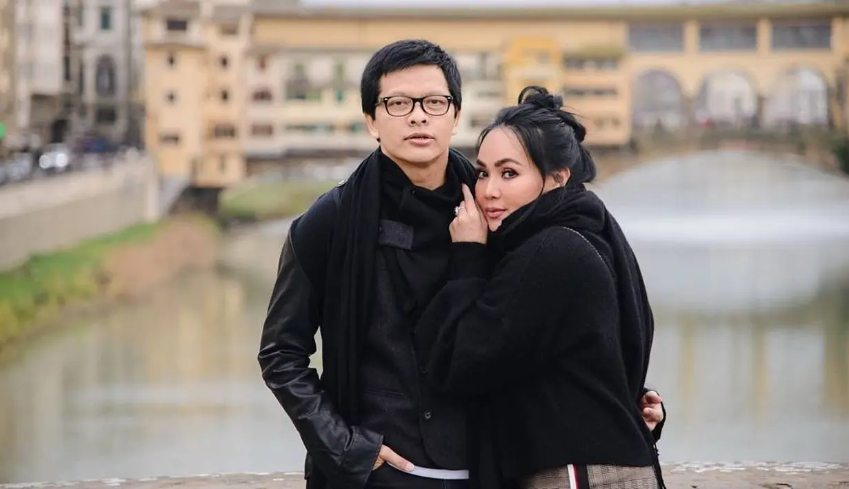 Pada 11 Januari 2018, Armand Maulana dan Dewi Gita merayakan ulang tahun pernikahan ke-24. (Foto: instagram.com/dewigita01)