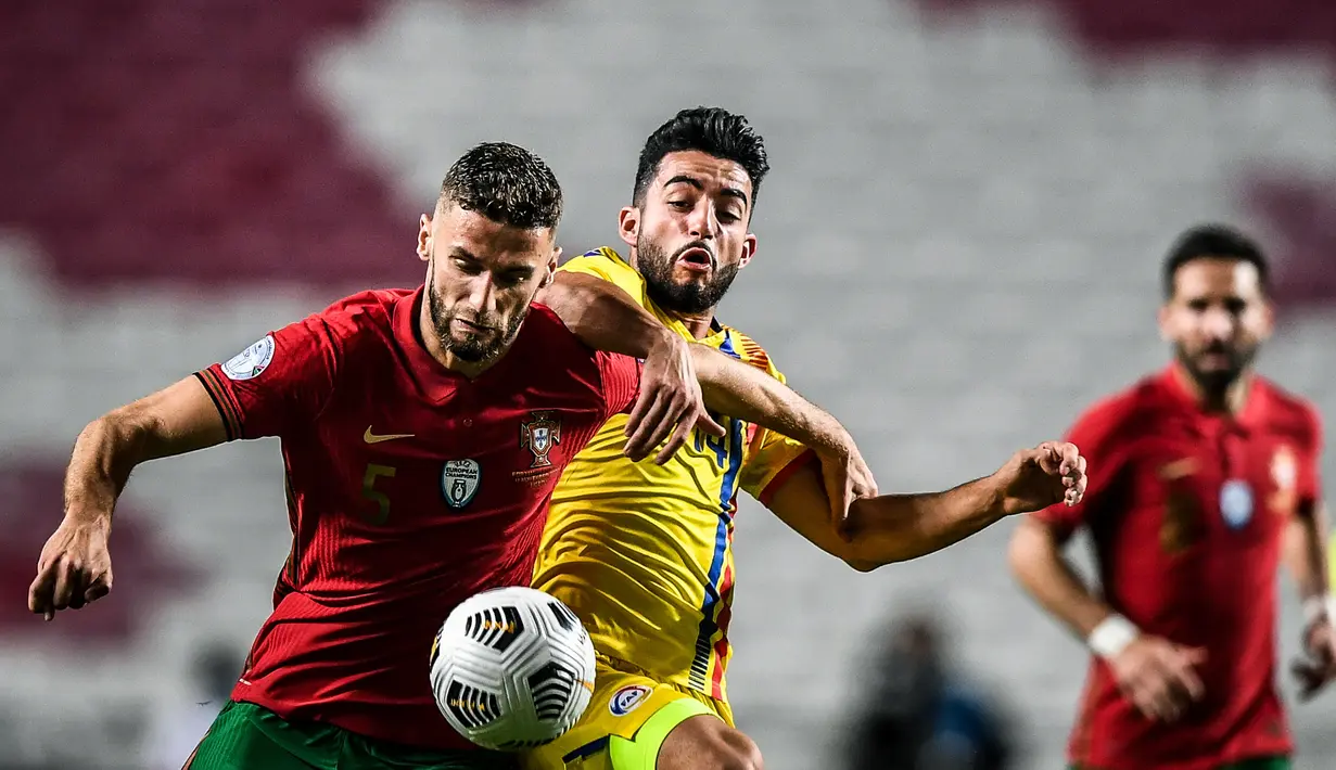 Bek timnas Portugal,  Domingos Duarte (kiri) berebut bola dengan gelandang timnas Andorra, Jordi Alaez, dalam pertandingan uji coba internasional di Estadio da Luz, Kamis (12/11/2020) dini hari WIB. Portugal menang 7-0 atas tamunya, Andorra. (PATRICIA DE MELO MOREIRA / AFP)