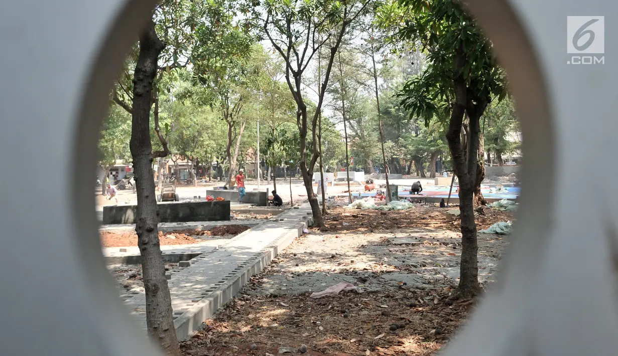 Pekerja menyelesaikan pembangunan Taman Maju Bersama di Taman Gorontalo, Tanjung Priok, Jakarta, Senin (19/8/2019). Taman Maju Bersama merupakan salah satu langkah Pemprov DKI dalam pengendalian kualitas udara di Ibu Kota sekaligus sebagai sarana interaksi masyarakat. (merdeka.com/Iqbal Nugroho)