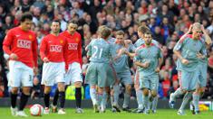 Para pemain Liverpool merayakan gol yang dicetak Fabio Aurelio ke gawang Manchester United pada laga Liga Inggris di Stadion Old Trafford, Inggris, Sabtu (14/3/2009). MU kalah 1-4 dari Liverpool. (AFP/Andrew Yates)