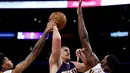  Pemain Los Angeles Lakers, Brandon Ingram (kiri) dan Tarik Black (kanan), berusaha menghentikan serangan pemain Phoenix Suns, Alex Len, dalam laga basket NBA di Staples Center, Los Angeles, Senin (7/11/2016) pagi WIB. (AP Photo/Alex Gallardo)