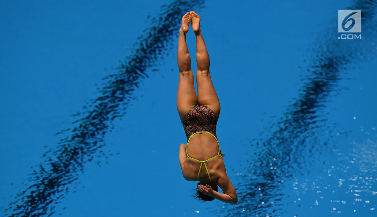 Atlet loncat indah saat tampil di final springboard 1m putri Asian Games 2018, Aquatic Centre, GBK, Jakarta, Jumat (31/8). Nomor ini dimenangkan oleh Wang Han asal China yang berhasil mendapatkan total skor 323.55. (Merdeka.com/Imam Buhori)