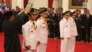 Gubernur dan Wakil Gubernur Kalimantan Timur Isran Noor-Hadi Mulyadi serta Gubernur dan Wakil Gubernur Sumatera Selatan Herman Deru-Mawardi Yahya diambil sumpahnya saat dilantik di Istana Negara, Jakarta, Senin (1/10). (Liputan6.com/Angga Yuniar)