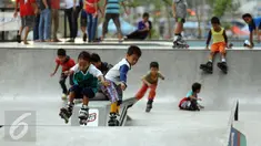 Beberapa anak bermain sepatu roda di areal RPTRA Kalijodo, Jakarta, Selasa (28/3). Sejumlah warga menghabiskan libur Hari Raya Nyepi dengan mengajak putera puterinya bermain di areal RPTRA Kalijodo. (Liputan6.com/Helmi Fithriansyah)